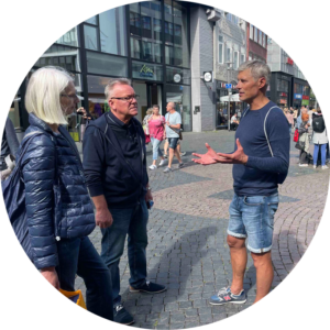 Klaus Martach redet in Braunschweig mit zwei Menschen